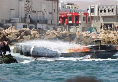 احتراق زورق بحري لخفر سواحل حضرموت (صور)