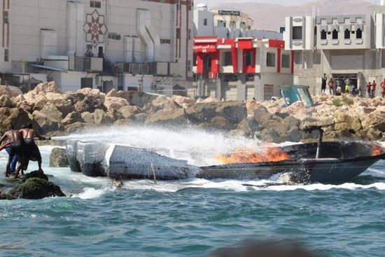 احتراق زورق بحري لخفر سواحل حضرموت (صور)