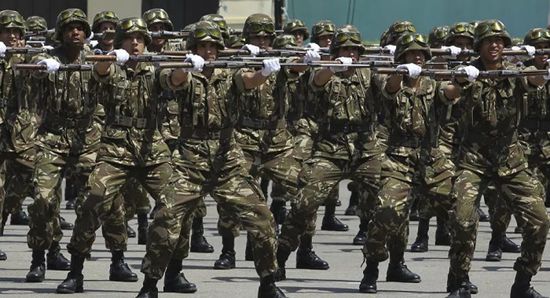  الجيش الجزائري يتسلم أول شحنة معدات طبية قادمة من الصين
