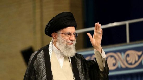 صحفي: الأوضاع سيئة في طهران.. وخامنئي منشغل بصواريخ الحوثي وحزب الله