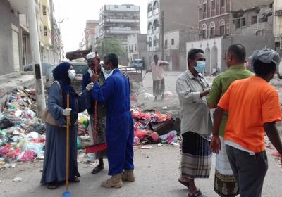 "النظافة الشاملة" ترفع أكوام القمامة من شوارع عدن (صور)