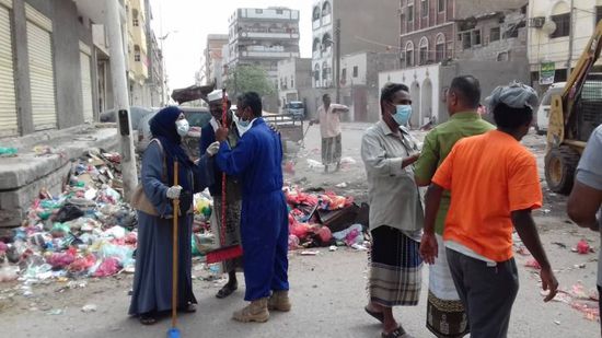 "النظافة الشاملة" ترفع أكوام القمامة من شوارع عدن (صور)