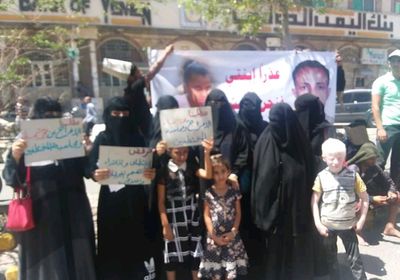 بعد اختطافه وتعذيبه.. أسرة المقطري تحتج أمام مقر محافظ تعز (صور)  
