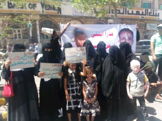 بعد اختطافه وتعذيبه.. أسرة المقطري تحتج أمام مقر محافظ تعز (صور)  
