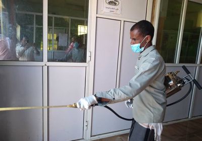 حملة لتعقيم معسكر الحزام الأمني بسقطرى (صور)