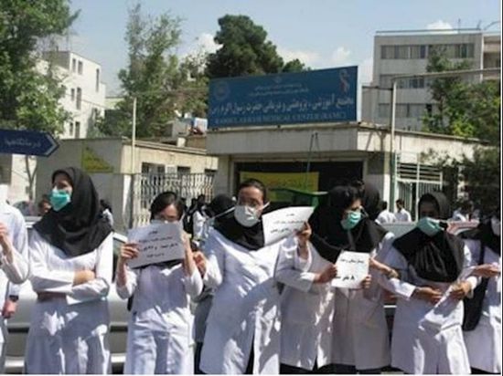 انتفاضة ممرضات تشتعل في إيران بسبب تجاهل الملالي لكورونا