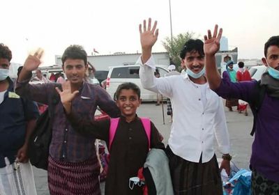 "الانتقالي" يدشن جسرا بحريا لإعادة العالقين لسقطرى (صور)