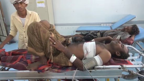 قناص حوثي يُصيب مواطناً في التحيتا (فيديو)