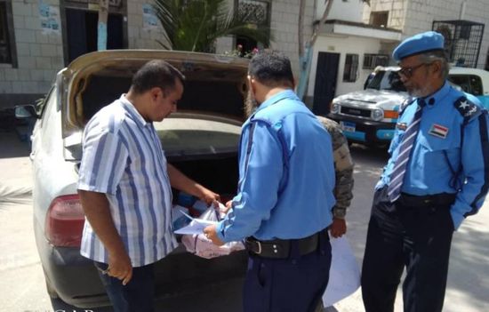 إغاثة الانتقالي تزود شرطة السير بعدن بمطهرات وكمامات