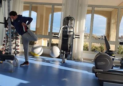 أحمد الفيشاوي يمارس الرياضة من داخل العزل المنزلي