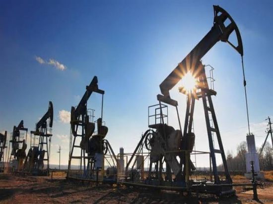 النفط يرتفع 10% بعد أنباء حول الاتفاق على خفض الإنتاج