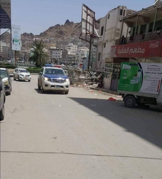 دوريات أمنية لإغلاق المحال التجارية في المكلا