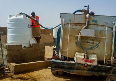 "الدولية للهجرة" تضخ مياه لـ 4 مخيمات نزوح بتعز