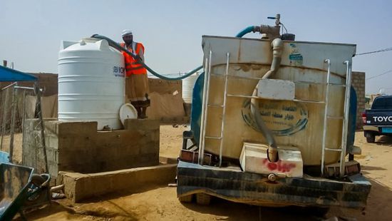 "الدولية للهجرة" تضخ مياه لـ 4 مخيمات نزوح بتعز