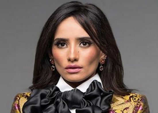 زينة تتألق بالأحمر في كواليس "جمع سالم" (فيديو)