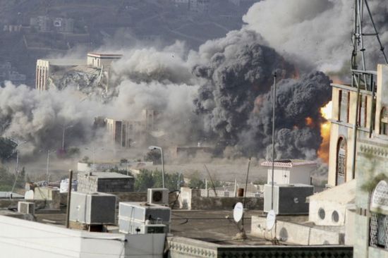  قصف غاشم على مخيمات النازحين.. كيف ردّ الحوثيون على هدنة التحالف؟