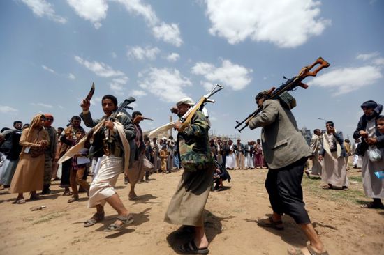 مليشيا الحوثي تواجه كورونا بزامل حربي