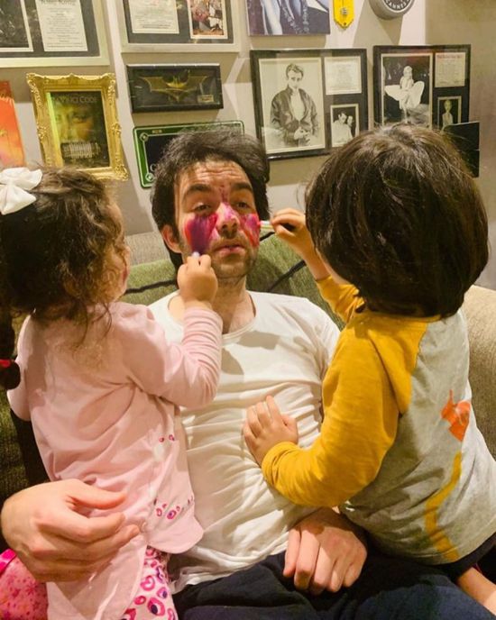 بالصور.. هكذا يقضي شريف رمزي الحظر مع أطفاله 