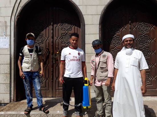 الانتقالي يُطلق حملة لتعقيم المساجد بعدن (صور)