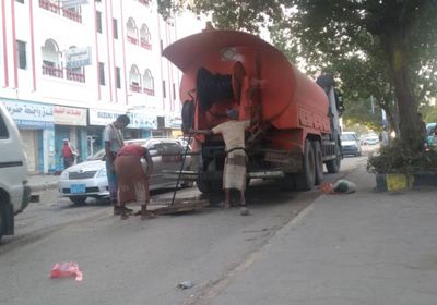 صيانة شبكة الصرف الصحي في الشيخ عثمان (صور)