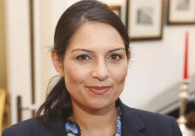 وزيرة الداخلية البريطانية توجه اعتذار للطاقم الطبي على نقص المستلزمات