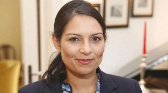 وزيرة الداخلية البريطانية توجه اعتذار للطاقم الطبي على نقص المستلزمات