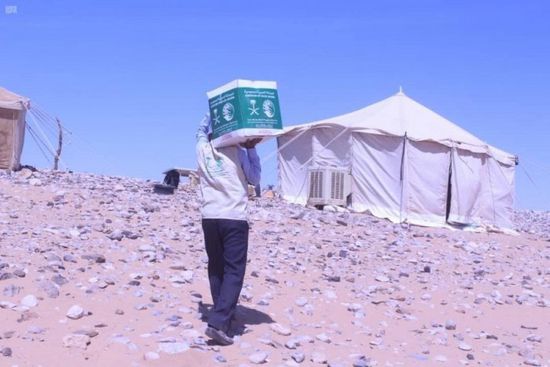 مركز الملك سلمان يقدم 300 سلة غذائية للنازحين من صعدة