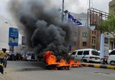 جرحى الحرب بتعز يغلقون مبنى المحافظة بسبب مستحقاتهم  