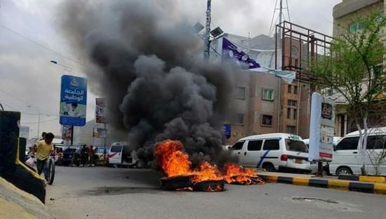 جرحى الحرب بتعز يغلقون مبنى المحافظة بسبب مستحقاتهم  