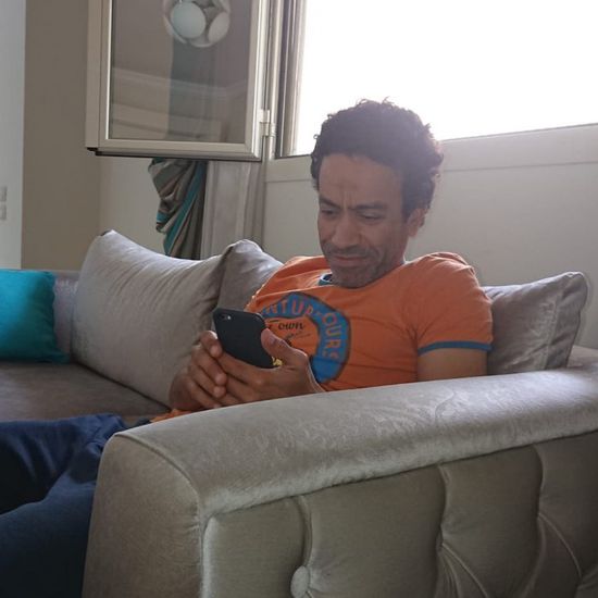 بالفيديو.. سامح حسين يشارك جمهوره بلحظاته في الحظر