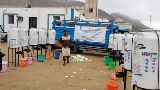 "الإنمائي" يوزع حقائب صحية على قوات ساحل حضرموت