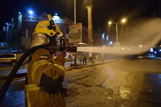 تعقيم الأحياء السكنية والمحال والجسور في المكلا (صور)