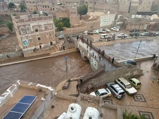  إرهاب المليشيات.. الحوثي يترك سكان صنعاء لـ"أحضان السيول القاسية"