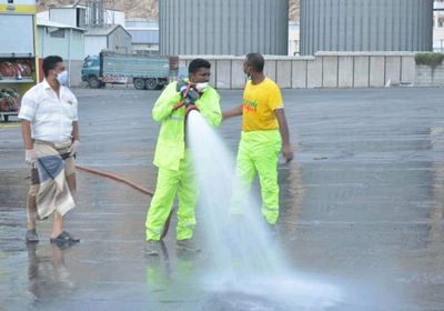 حملة رش تعقيمي بميناء المكلا (صور)