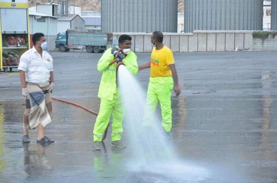 حملة رش تعقيمي بميناء المكلا (صور)