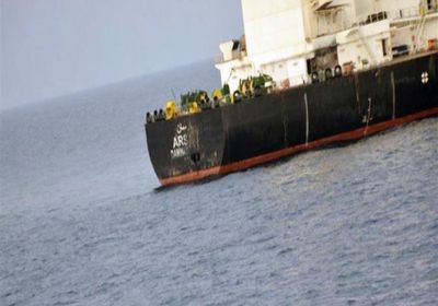 مسلحون يعتلون سطح سفينة بخليج عمان قرب سواحل إيران
