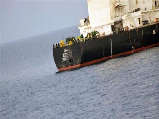 مسلحون يعتلون سطح سفينة بخليج عمان قرب سواحل إيران