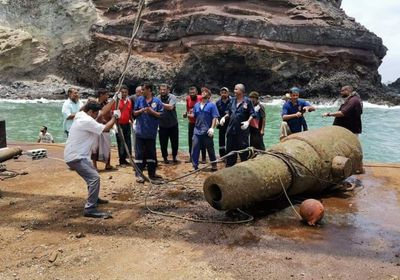 انتشال مدفع قلعة صيرة من أعماق البحر ( صور )