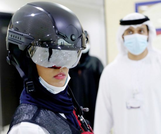 هكذا وظفت دبي "الخوذة الذكية" للكشف عن إصابات كورونا
