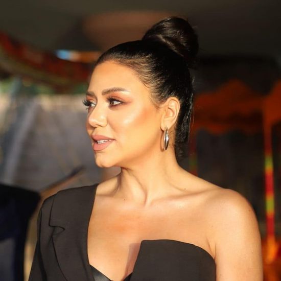 رانيا يوسف تمارس الرياضة من داخل الحجر المنزلي (فيديو)