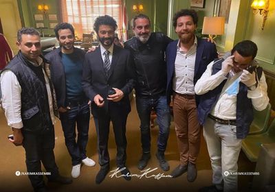 كريم قاسم بصحبة خالد النبوي في كواليس "لما كنا صغيرين"