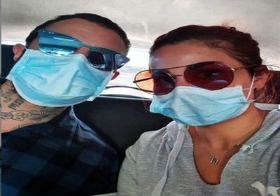 شاهد.. أحمد الفيشاوي بالكمامة بصحبة زوجته ويوجه هذه الرسالة