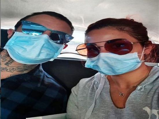 شاهد.. أحمد الفيشاوي بالكمامة بصحبة زوجته ويوجه هذه الرسالة