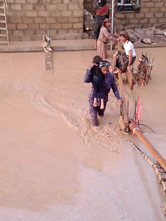 السيول تجرف 10 نازحين في مخيم السويداء بمأرب