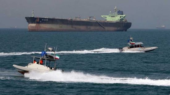 أمريكا تحذر إيران بعد اقتراب زوارق لها من سفنها الحربية