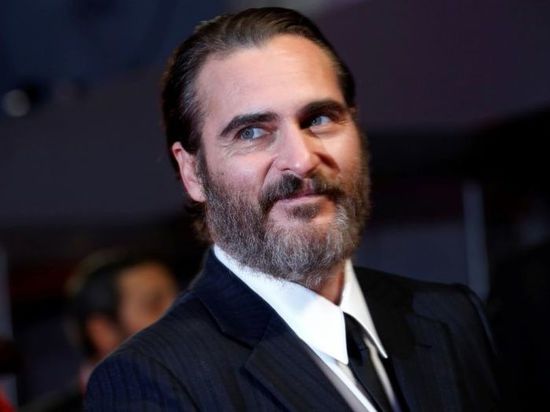 بسبب كورونا.. خواكين فينيكس يناشد حاكم نيويورك بالإفراج عن المساجين