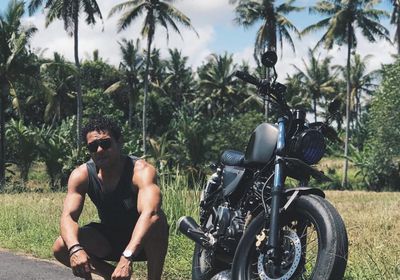 آسر ياسين يستعيد ذكريات رحلته لبالي (صورة)