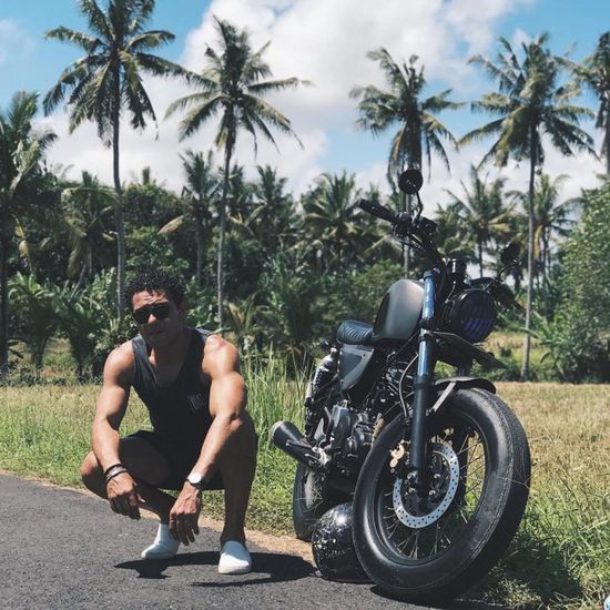 آسر ياسين يستعيد ذكريات رحلته لبالي (صورة)