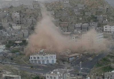مدفعية الحوثي تقتل وتجرح 8 ضحايا شرق تعز  