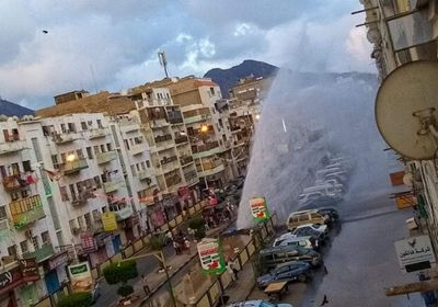 انفجار أنبوب ضخ المياه الرئيسي بالمعلا في عدن